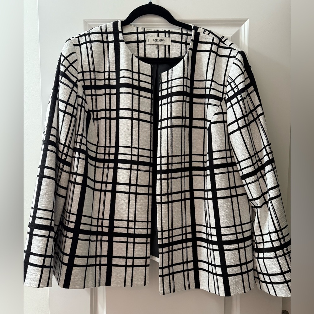 Black and white suit jacket from Jones Studio. Women’s size 20W